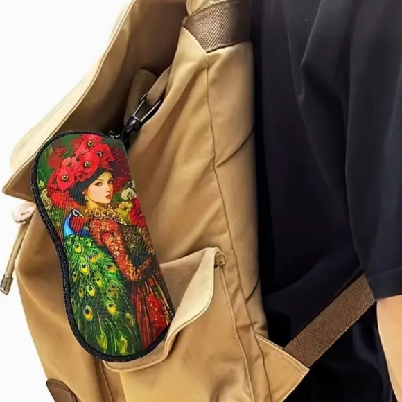 Eyeglass Case - Vintage Lady & Peacock Floral Design With Zipper Closure - Picture 6 of 7